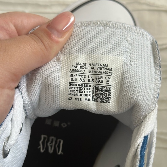 NWOT platform low top converse - Picture 3 of 4